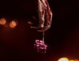 Blutige Hand mit Rose