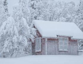 Nordische Weihnachten verschneites Haus im Wald