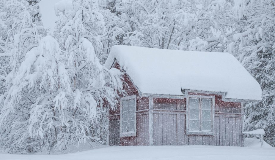 Nordische Weihnachten verschneites Haus im Wald