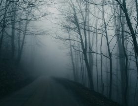 Urban Legends verlassene Straße im Nebel