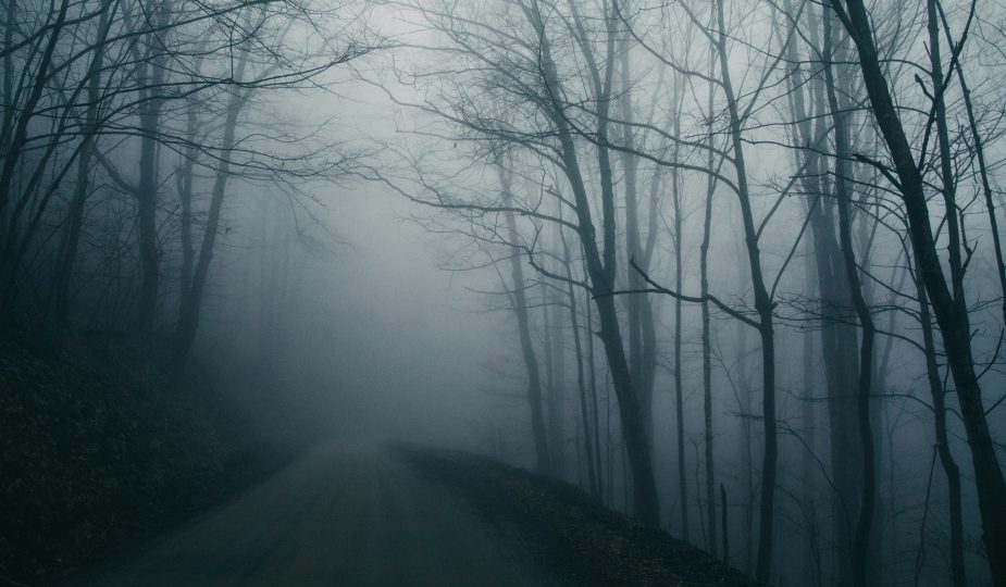 Urban Legends verlassene Straße im Nebel