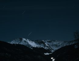 Das Sternenkind Sternschnuppe am winterlichen Nachthimmel
