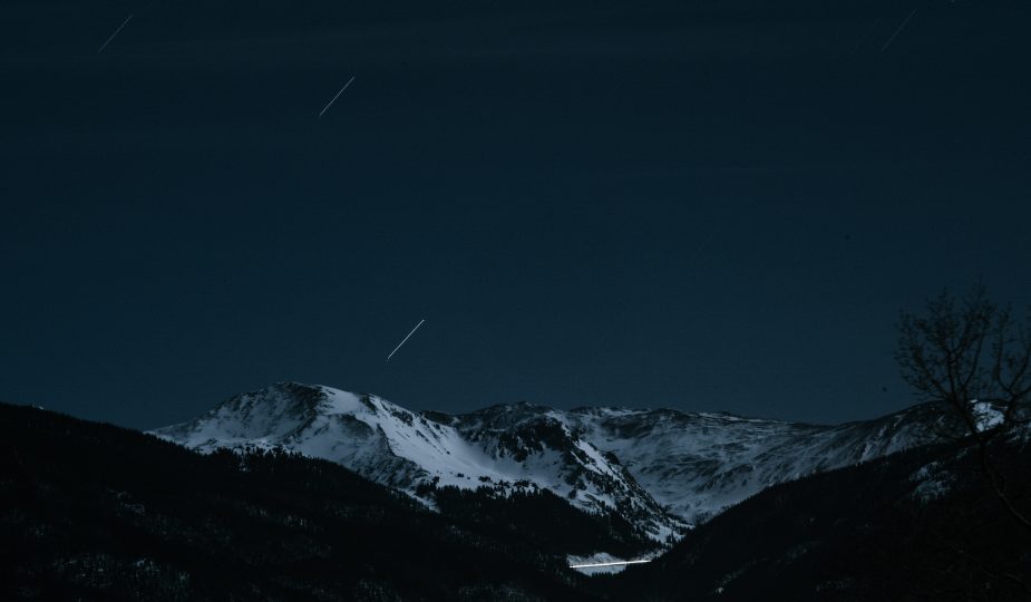 Das Sternenkind Sternschnuppe am winterlichen Nachthimmel