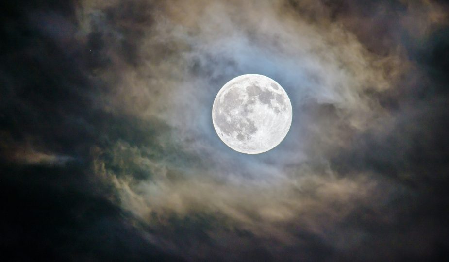 Der Mond im Märchen Mond am Nachthimmel