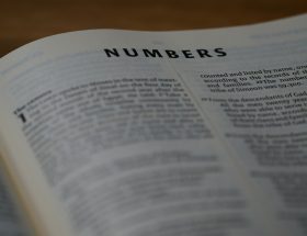 aufgeschlagenes Buch