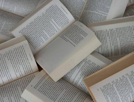 Aufgeschlagenen Bücher liegen übereinander